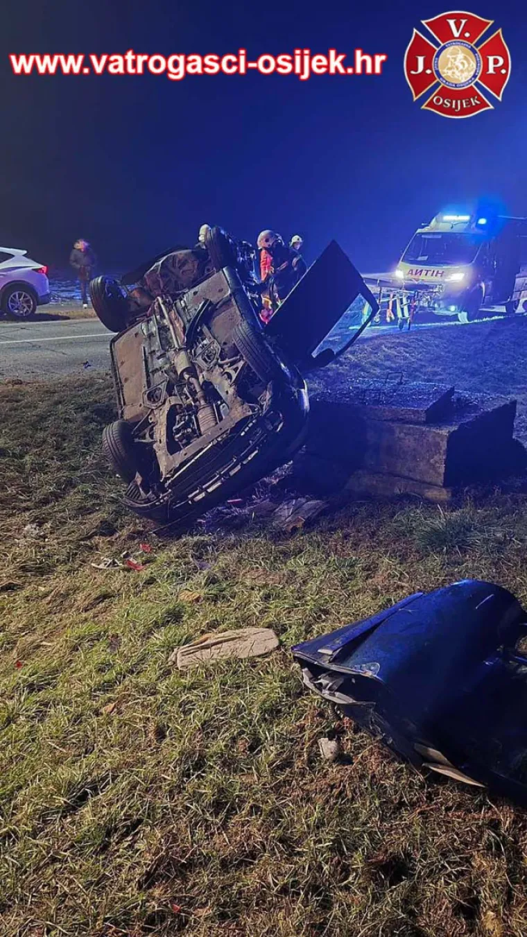 Sletjeli u kanal i udarili u beton: Troje mladih izvukli iz smrskanog auta, prizori su stra&scaron;ni