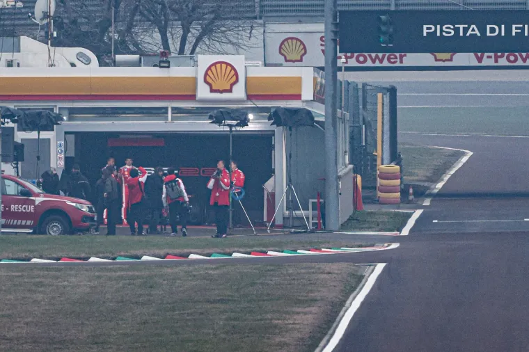 Sve oči uprte u Maranello: Hamilton isprobao novi Ferrari SF-26 pred okupljenima