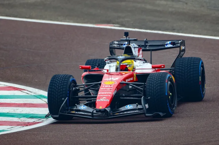 Sve oči uprte u Maranello: Hamilton isprobao novi Ferrari SF-26 pred okupljenima