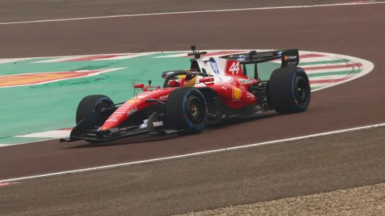 Sve oči uprte u Maranello: Hamilton isprobao novi Ferrari SF-26 pred okupljenima