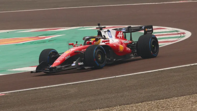 Sve oči uprte u Maranello: Hamilton isprobao novi Ferrari SF-26 pred okupljenima