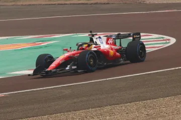 Sve oči uprte u Maranello: Hamilton isprobao novi Ferrari SF-26 pred okupljenima