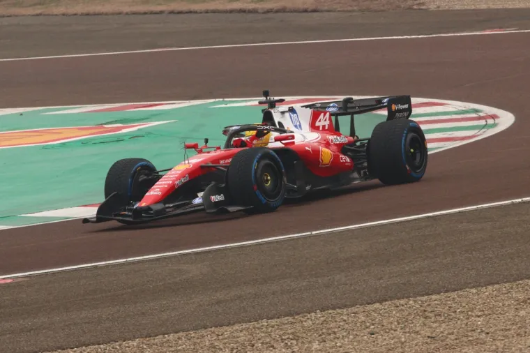 Sve oči uprte u Maranello: Hamilton isprobao novi Ferrari SF-26 pred okupljenima