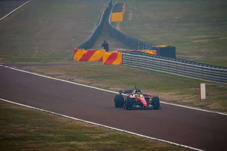 Sve oči uprte u Maranello: Hamilton isprobao novi Ferrari SF-26 pred okupljenima