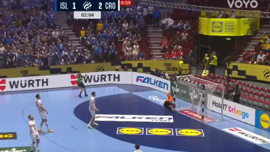 Klupa je pretrnula, a navijači hvatali za glavu: Slavić se žestoko sudario sa stativom