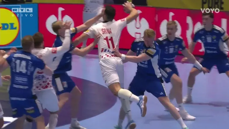 Srna 'nokautirao' Islanđanina koji se sru&scaron;io na parket: Krvav napustio igru