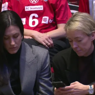 Kamera uhvatila slavnu zanosnu Srpkinju na tribinama Malmo Arene: Evo &scaron;to je radila