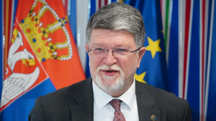 Picula uni&scaron;tio Vučićeve medije usred Beograda, pogledajte snimku: 'Informer zanijemio'