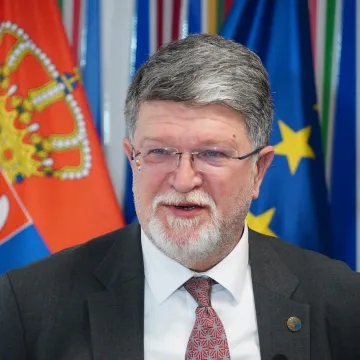 Picula uni&scaron;tio Vučićeve medije usred Beograda, pogledajte snimku: 'Informer zanijemio'