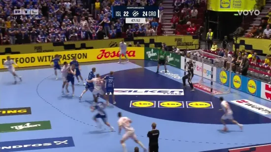 Islandski golman u utakmici protiv Hrvatske dobio loptom u glavu, opet