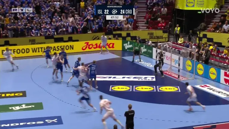 Islandski golman u utakmici protiv Hrvatske dobio loptom u glavu, opet