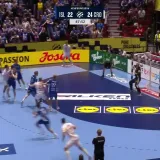 Islandski golman u utakmici protiv Hrvatske dobio loptom u glavu, opet