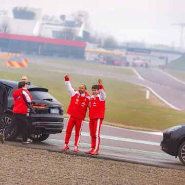 Nova sezona donosi nova pravila, a Ferrari ostaje vjeran tradiciji: Hamilton i Leclerc izveli novi bolid