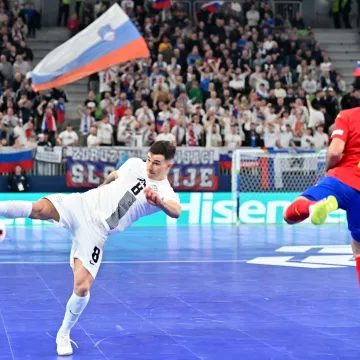 Domaćini te&scaron;ko poraženi na otvaranju europskog prvenstva