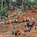 Klizi&scaron;te nakon obilnih ki&scaron;a zatrpalo selo: Najmanje sedam poginulih, gotovo 100 ljudi nestalo