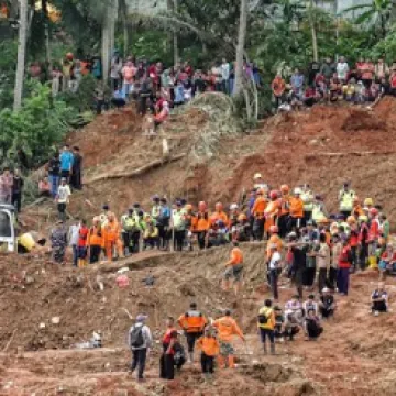 Klizi&scaron;te nakon obilnih ki&scaron;a zatrpalo selo: Najmanje sedam poginulih, gotovo 100 ljudi nestalo