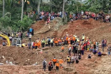 Klizi&scaron;te nakon obilnih ki&scaron;a zatrpalo selo: Najmanje sedam poginulih, gotovo 100 ljudi nestalo