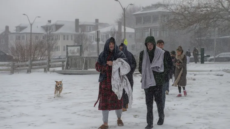 SAD na udaru 'majke svih oluja', ljudi prazne trgovine: 'Pokupovali smo sve Red Bullove'