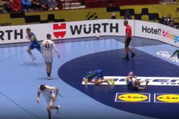 Dva Slovenca se sudarila usred utakmice na Europskom prvenstvu: Pogledajte nevjerojatan prizor