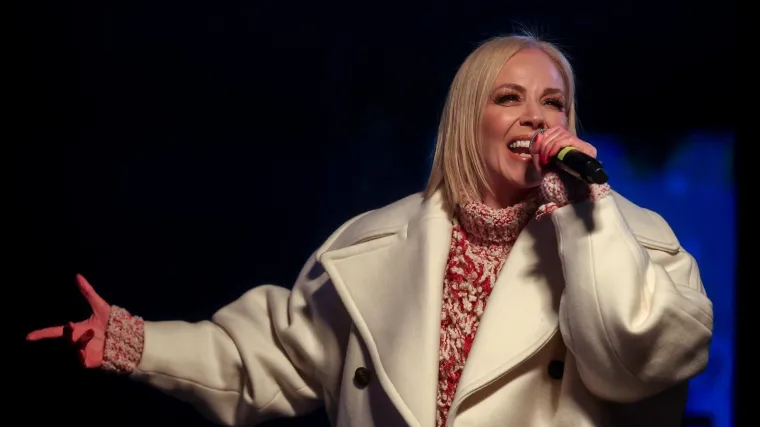 Jelena Rozga odu&scaron;evila Rim: Pogledajte kako je spontano zapjevala uz uličnog svirača