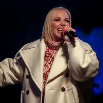 Jelena Rozga odu&scaron;evila Rim: Pogledajte kako je spontano zapjevala uz uličnog svirača