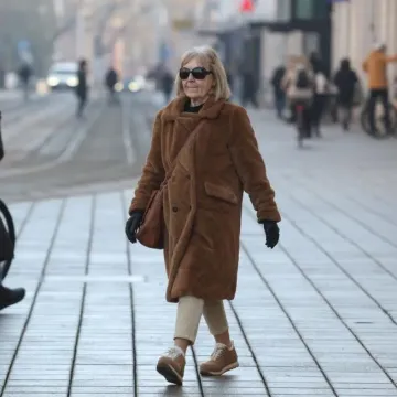 Ukrala je svu pažnju svojom smeđom bundicom! Evo &scaron;to su Osječani nosili ovog sunčanog vikenda