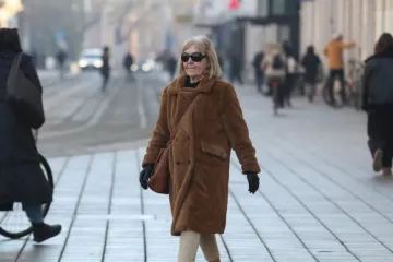 Ukrala je svu pažnju svojom smeđom bundicom! Evo &scaron;to su Osječani nosili ovog sunčanog vikenda