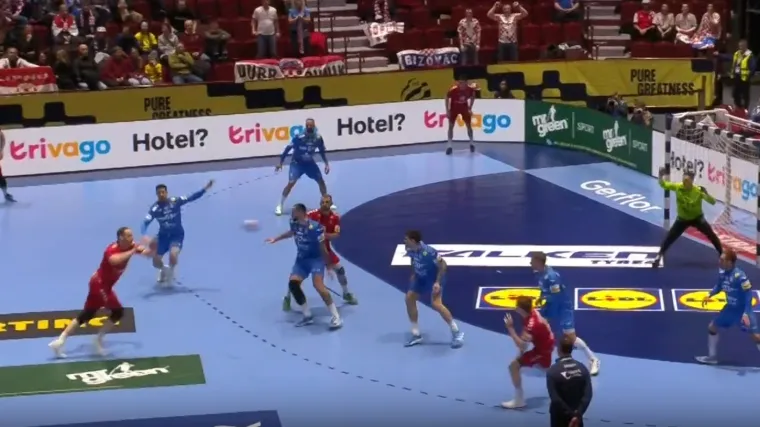 Uh, samo ne njega! &Scaron;vicarski div 'razvalio' ozlijeđenog Martinovića, suci pregledavali snimku