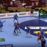 Uh, samo ne njega! &Scaron;vicarski div 'razvalio' ozlijeđenog Martinovića, suci pregledavali snimku