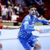 Uh, samo ne njega! &Scaron;vicarski div 'razvalio' ozlijeđenog Martinovića, suci pregledavali snimku