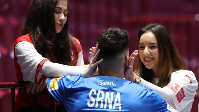 Tko je tajanstvena djevojka Zvonimira Srne? Ljepotica s tribina osvojila srce na&scaron;eg rukometa&scaron;a