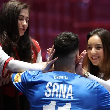 Tko je tajanstvena djevojka Zvonimira Srne? Ljepotica s tribina osvojila srce na&scaron;eg rukometa&scaron;a