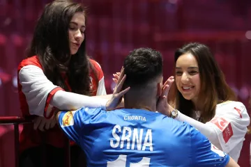 Tko je tajanstvena djevojka Zvonimira Srne? Ljepotica s tribina osvojila srce na&scaron;eg rukometa&scaron;a