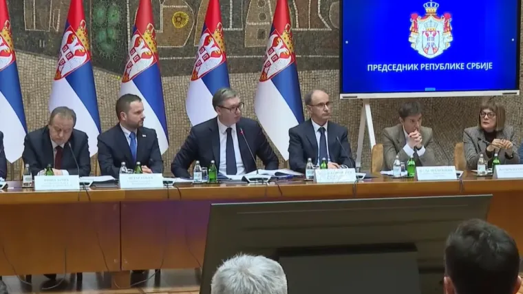 Vučić napravio show na sjednici Vlade: 'Sram vas bilo! A hoćete vozača, sekretaricu, sve...'