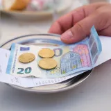 Je li napojnica konobaru postala obveza? Burna rasprava otkrila &scaron;to Hrvati zaista misle