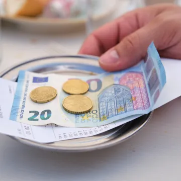 Je li napojnica konobaru postala obveza? Burna rasprava otkrila &scaron;to Hrvati zaista misle