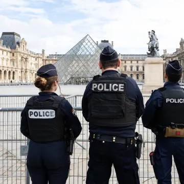 Louvre opet puni naslovnice, najmanje 300 ljudi diglo bunu! 'Morat će se pozabaviti nama!'