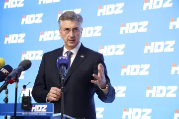 Gužva ispred HDZ-a, najprije se obratio Plenković, stigao i Ćorić
