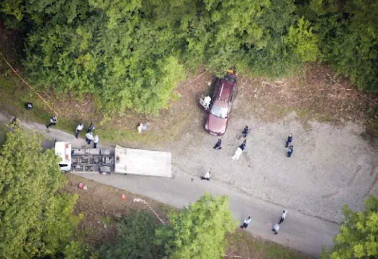 Obitelj brutalno likvidirana dok se mlađa kći skrivala ispod majčinih nogu