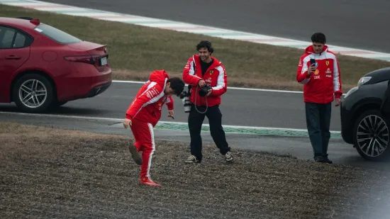 Hamilton i Leclerc doživjeli nezgodu na predstavljanju bolida, paparazzi sve snimio