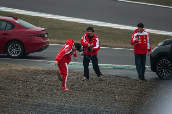 Hamilton i Leclerc doživjeli nezgodu na predstavljanju bolida, paparazzi sve snimio