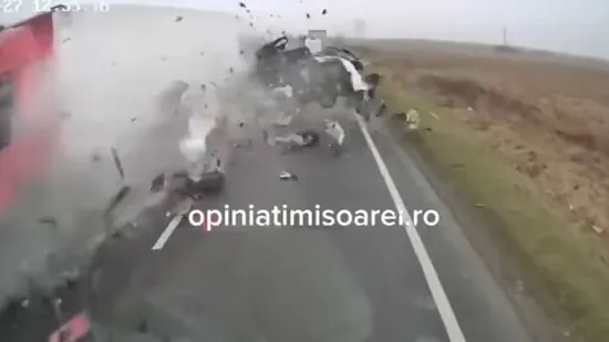 Užasavajuća snimka frontalnog sudara, kombi pun navijača potpuno zdrobljen: Umrlo sedam ljudi