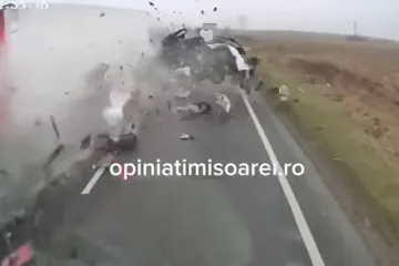 Užasavajuća snimka frontalnog sudara, kombi pun navijača potpuno zdrobljen: Umrlo sedam ljudi