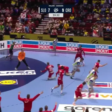 Mandić protiv Slovenaca može sve: Pogledajte kako je na&scaron; golman zabio gol preko cijelog terena