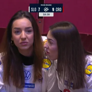 Zabrinuta Srnina sestra Antonela, gledajući dramu s njenim bratom, očarala i kamermana