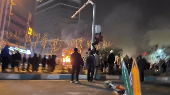 Snajperisti na krovu, plač i vrisak, le&scaron;evi posvuda... Snimke iz Irana lede krv u žilama