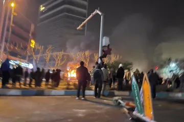 Snajperisti na krovu, plač i vrisak, le&scaron;evi posvuda... Snimke iz Irana lede krv u žilama