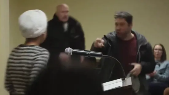 Poprskao zastupnicu nepoznatom tekućinom, pojavila se snimka: 'Imala je kiselkasti miris'