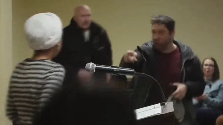 Poprskao zastupnicu nepoznatom tekućinom, pojavila se snimka: 'Imala je kiselkasti miris'