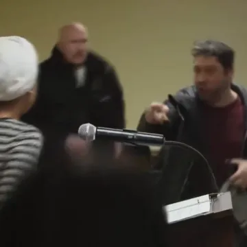 Poprskao zastupnicu nepoznatom tekućinom, pojavila se snimka: 'Imala je kiselkasti miris'